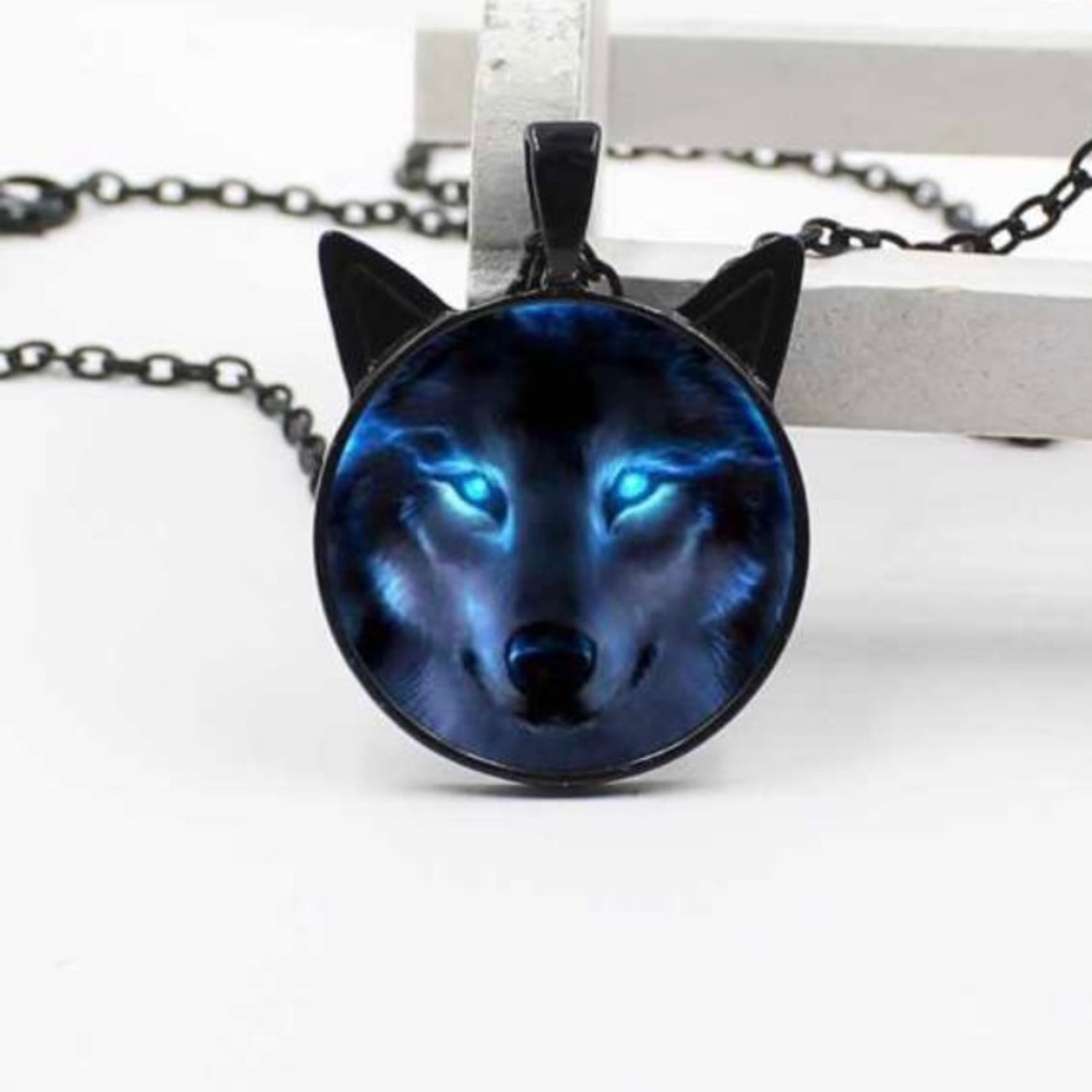 Wolf head pendant and chain